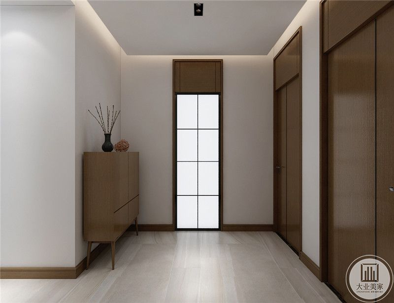 走廊是白色的墙面与木色收纳柜的和门的结合。