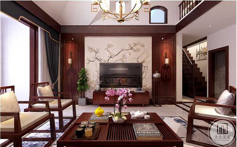 客厅影视墙采用浅黄色中式花鸟壁纸，电视挂在墙上，下面就是红木电视柜，地面采用浅色瓷砖搭配蓝白色地毯。