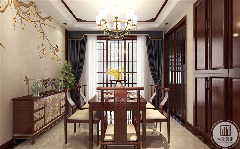 餐厅餐桌餐椅都采用黄花梨材料，一侧的墙面采用浅黄色花鸟壁纸，另一侧是红木收纳柜。