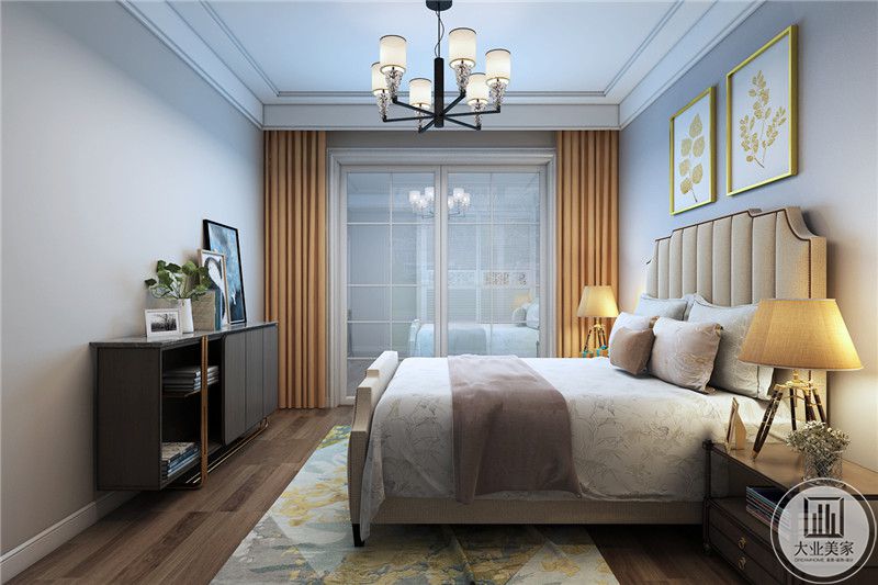 卧室布置简约大方，浅黄色的色调显得空间十分温馨。  