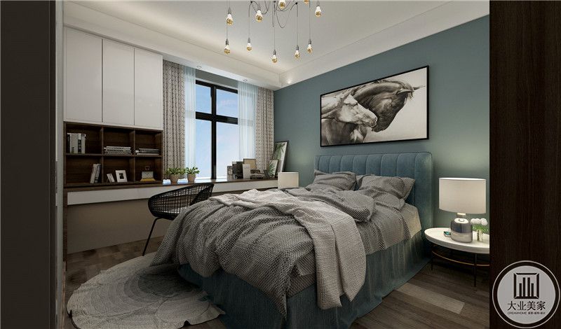 卧室是浅蓝色的色调，浅色的木质地板自然质朴，阳台处设置成收纳空间。