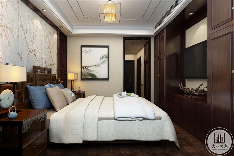 卧室床头两侧分别放置了木质的床头柜，电视的安装使得现代气息又多了些。