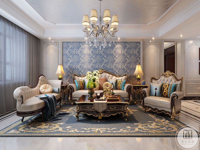 客厅空间主色调是浅金色和暗蓝色。地毯与沙发墙壁纸均是蓝底金纹。二皮质的沙发则是透出金色的尊贵。精致的暗色花腿茶几显得空间华丽非常。