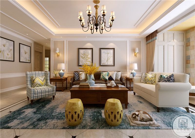 客厅是温馨的米色调，沙发墙上是两幅浅色的装饰画，除去主沙发和两旁的置物台以及正中央的深色木质茶几之外都是浅色的温馨色调。