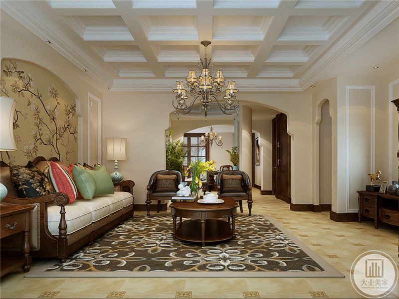 从侧面来看，客厅地面是浅色的瓷砖，上面铺着棕色的拼花地毯。深色的木质茶几精巧细致，上面摆着白色的瓷杯和黄色的插花。