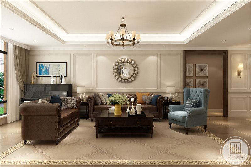 沙发墙是白色背景和太阳形状的装饰，沙发是棕色的皮质沙发，茶几是同色系的木质茶几