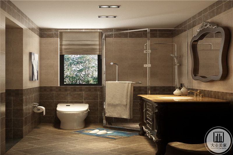 主卫淋浴间是玻璃隔板，浴室柜是大型的美式风格