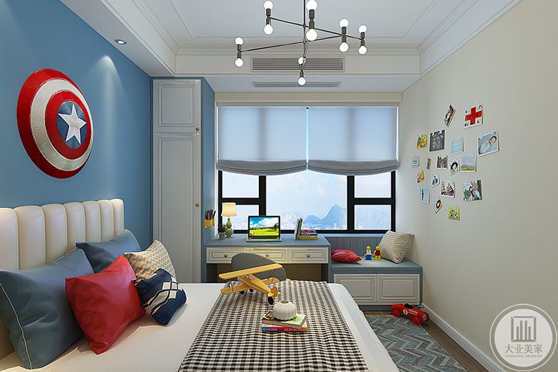 男孩房是蓝色的主色调，卧床是个小双人床，墙壁上是复联的标志装饰品，书桌是方块模式的榻榻米样式，极有设计感
