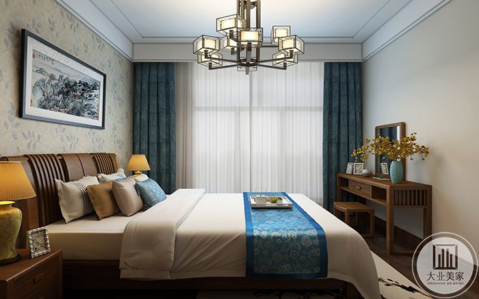 卧室以木质床榻为底米色软垫铺设在上，浅蓝色调与木色相辅相成
