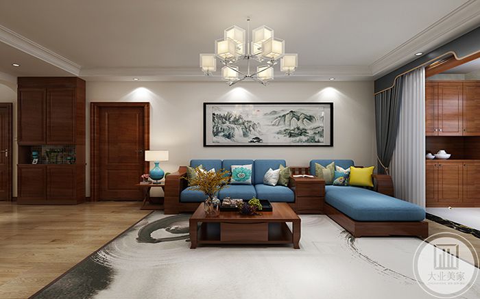 客厅沙发墙装饰了一幅淡青色的山水画。木质家具之上是色彩较为明艳的抱枕，使家里显得更加温馨。
