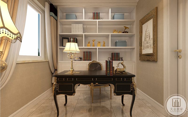 书房桌椅均是黑底金纹，后方的书橱则是优雅的纯白色