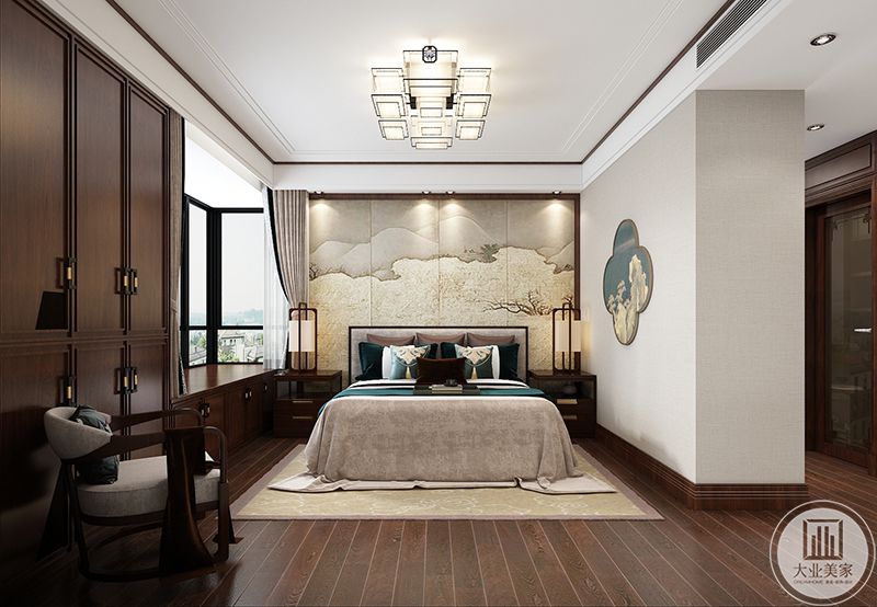  卧室阳台做成了榻榻米，精致的床榻与墙壁上的装饰使中式意味十足。