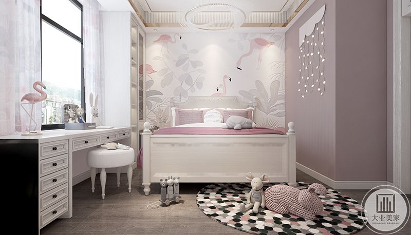 一层女孩房是浅粉色调，床头墙是粉色的火烈鸟墙纸，阳台处做成了书桌，