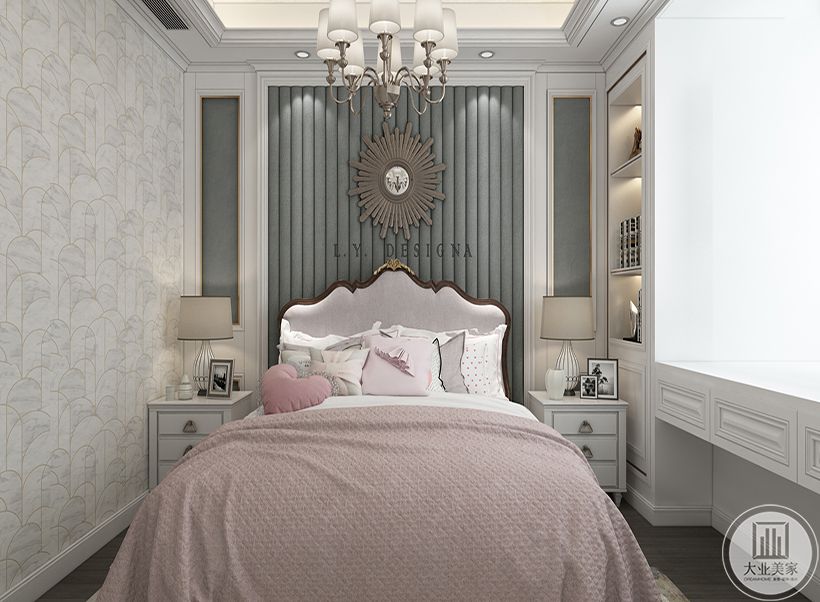 卧室 在整体相对华丽的基础上，选用相对温和的软装配色