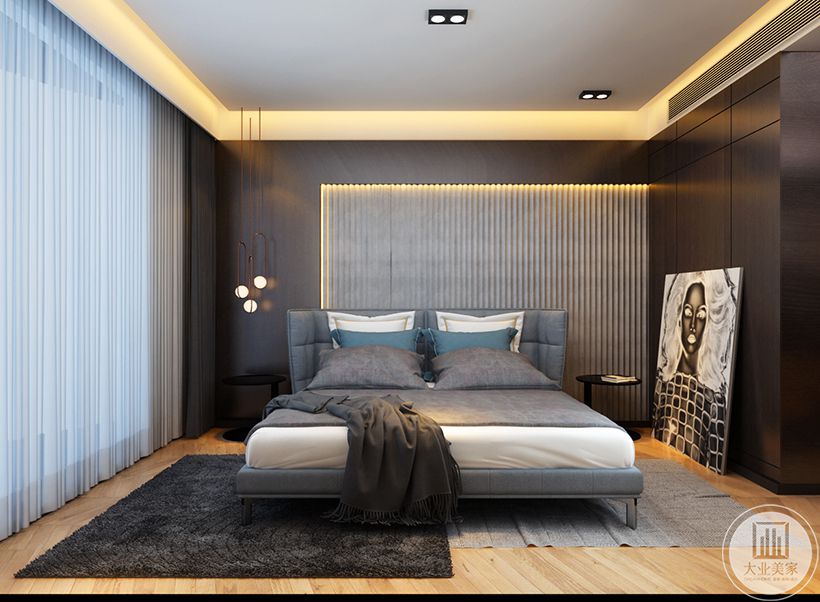 .主臥采用拼接異形設計，在淺灰色的基礎上搭配深色柜體，柔軟舒適的床品點綴藍色抱枕，烘托出靜謐的休息空間