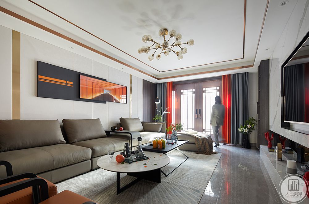 客厅被佐以深色木质与浅色布艺,金属线条缀整个空间