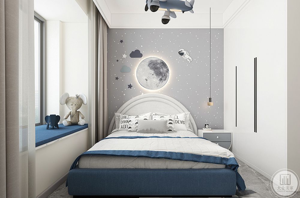 儿童房大多运用蓝色，每个小孩心里都藏有一个童话世界，蓝色的太空壁纸，飞机形状的儿童吊灯，让孩子在自己的空间里尽情遨游
