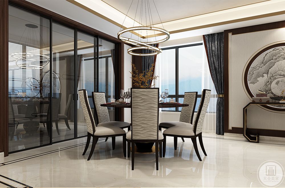 环形吊灯与圆形桌椅，东方的古典与现代的简约恰到好处，空间立体感多一份轻盈与活泼。