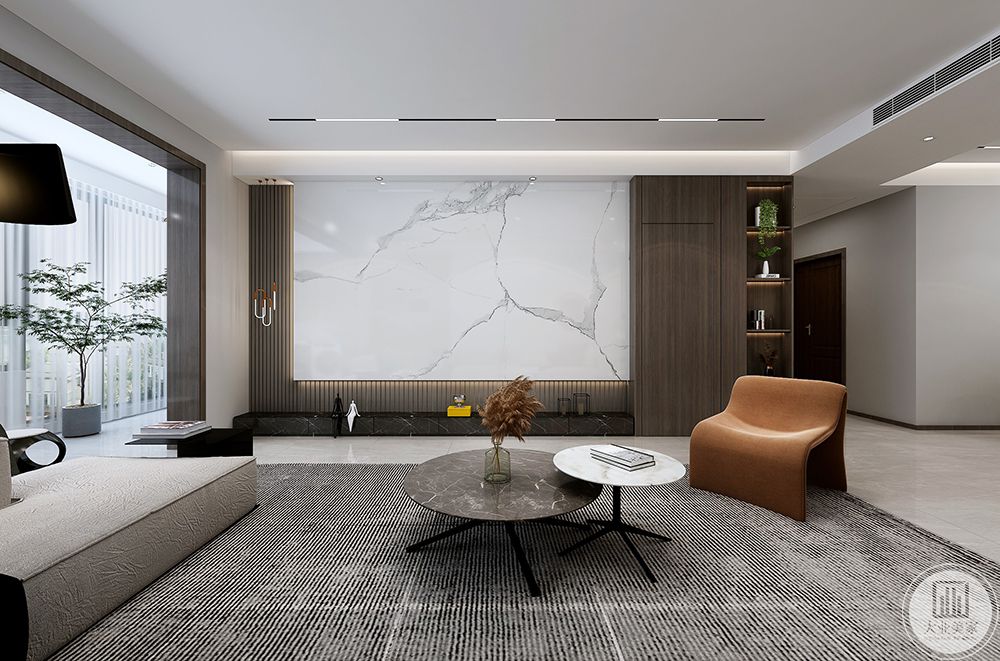 客厅主要以白灰色为主色调，大理石的茶几和浅棕色的沙发、深木色的电视墙，使整个空间富有质感