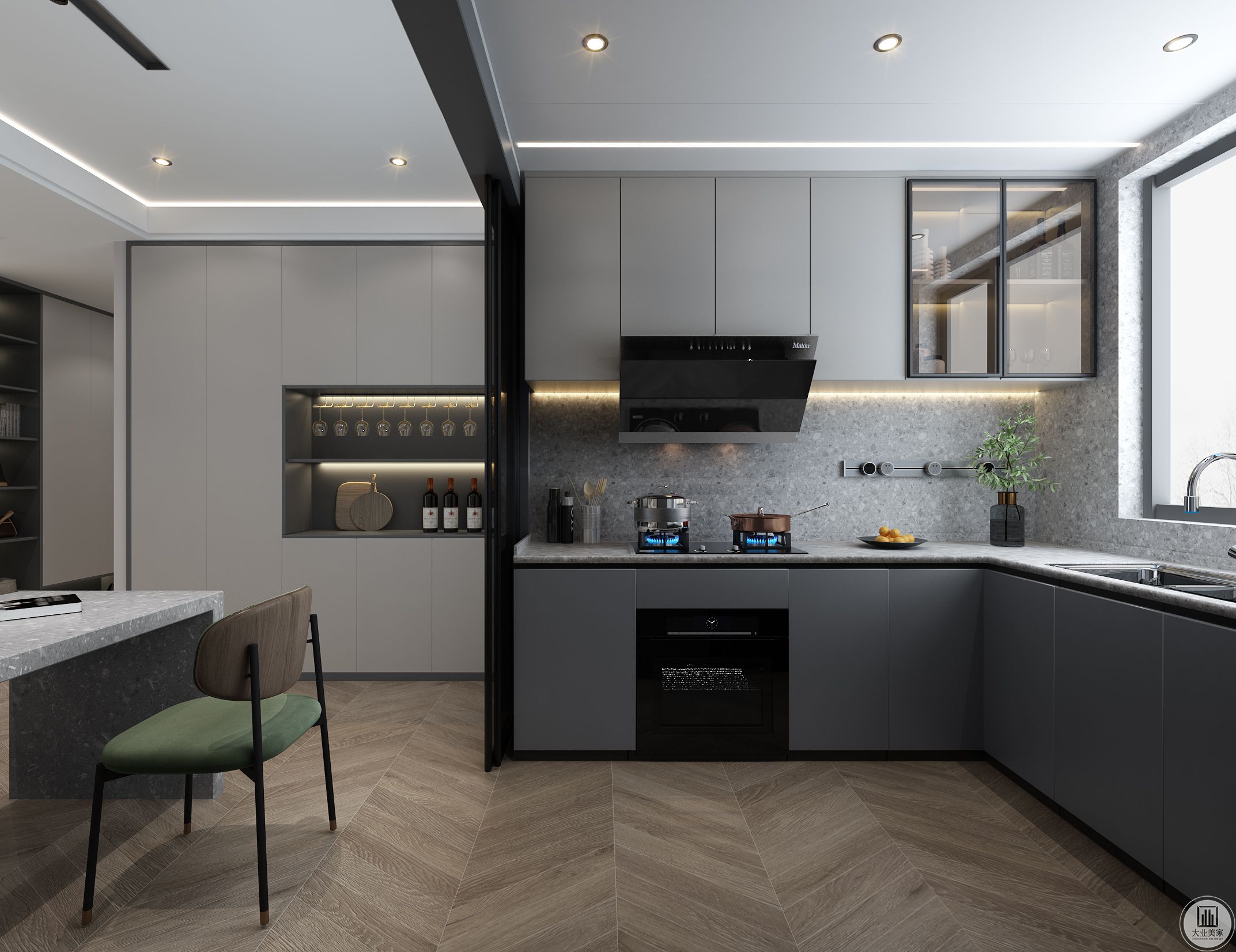 厨房采用深蓝色地柜和浅色吊柜相结合，让厨房也多些层次感