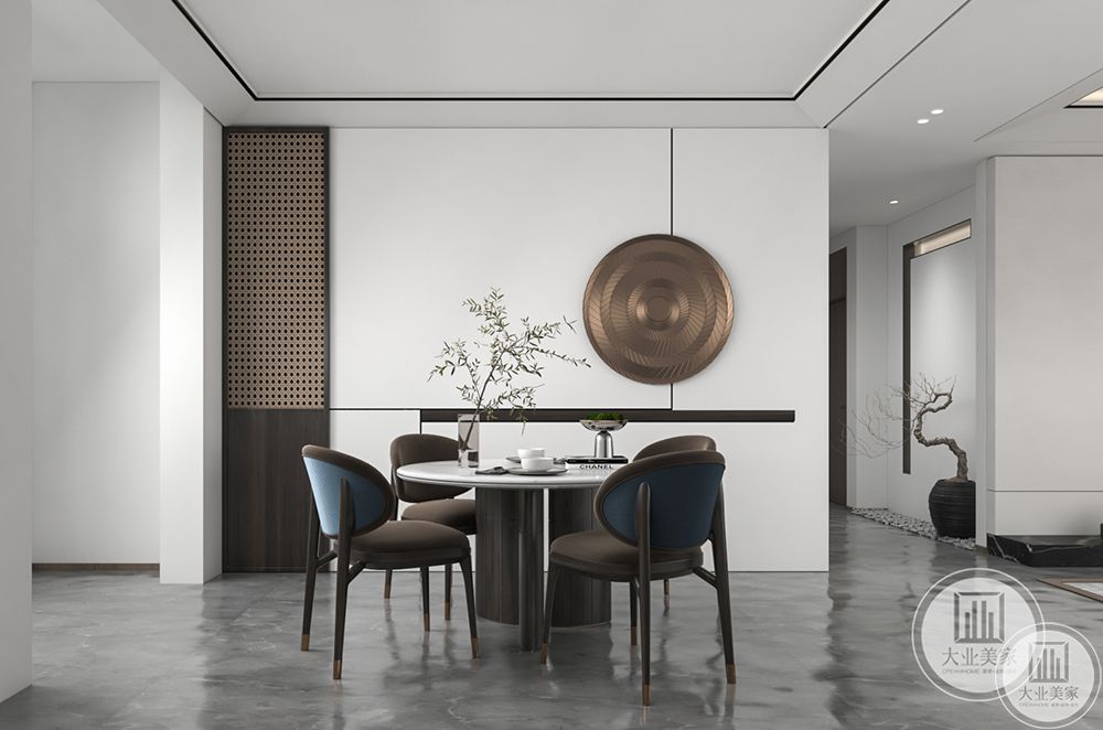 深色的餐桌椅和背景墙造型展示出了中式的沉稳与内敛