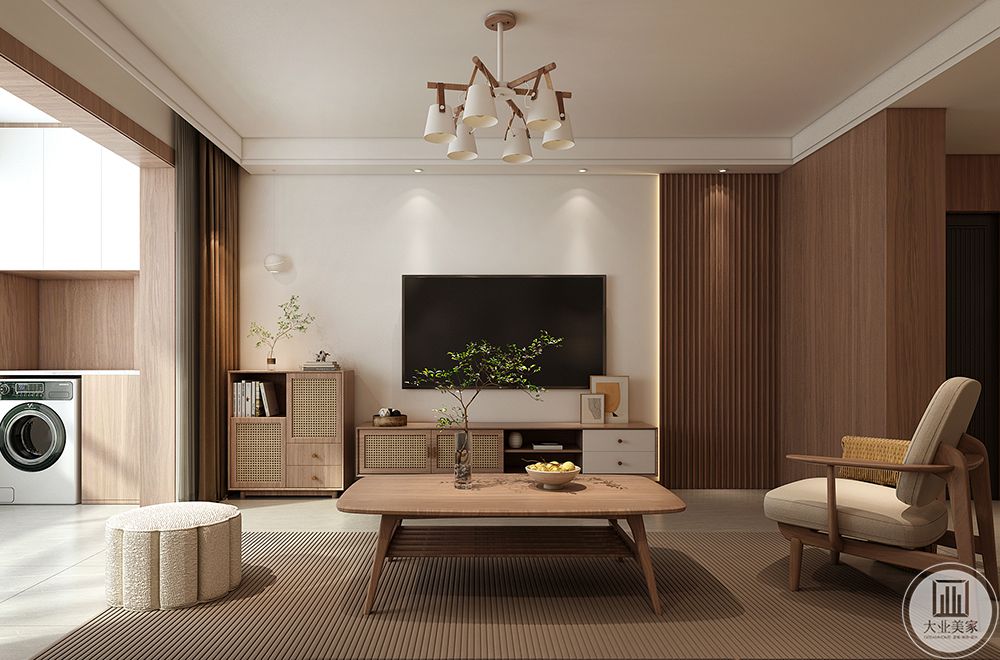 客厅整体大气开阔，光线透过纱帘照射进屋内，带来温暖舒适的环境。