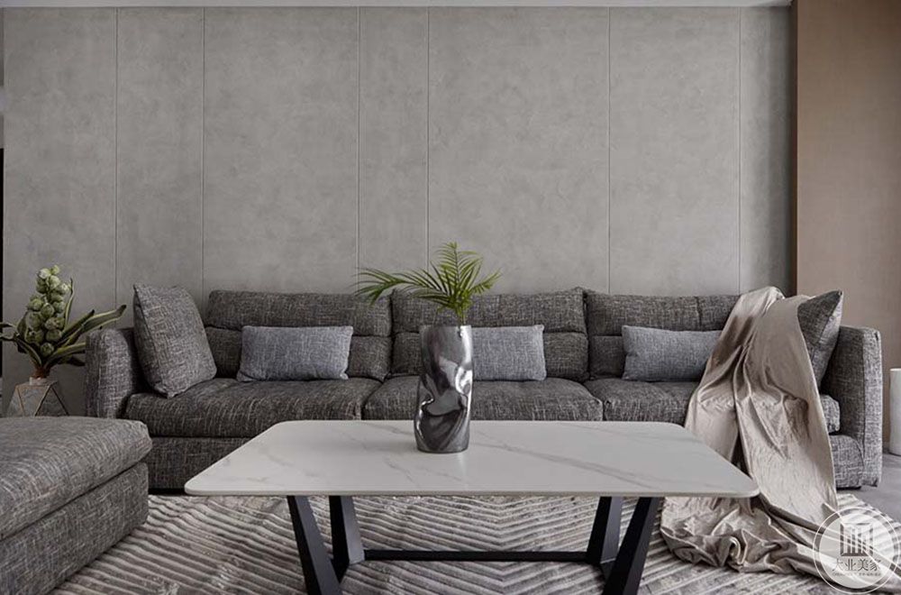 客厅以灰色色系为基调，用不同材质的灰色强调出客厅的层次感，显示出整体的现代简约感。