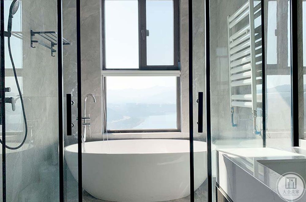 浴缸靠窗欣赏风景