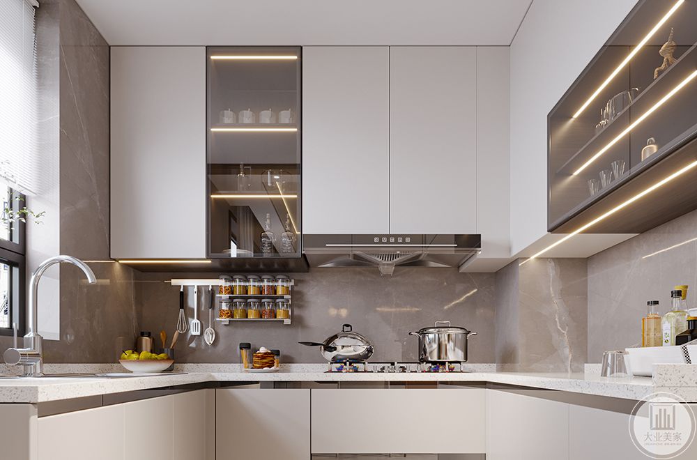 厨房充分利用空间，增加收纳，暖灰色瓷砖搭配白色超晶板柜门，在这个生活起来油盐酱醋的空间里，更显干净利落。