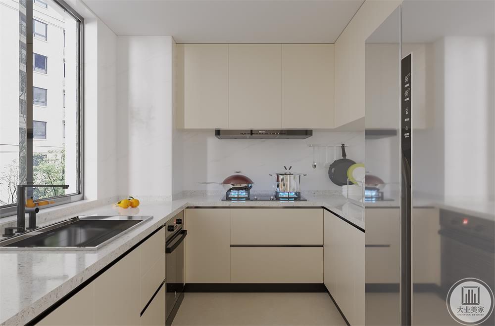 厨房做了U型设计，采用了高光暖白，视觉不会拥挤
