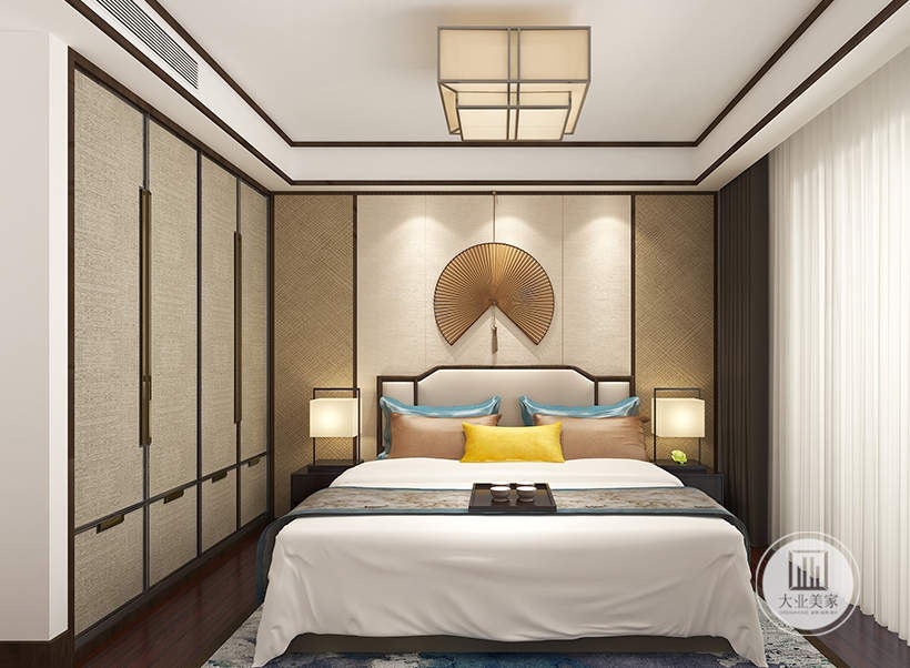 扇子造型床头装饰，古典大气，金色软垫抱枕明亮舒适，居室特色中式造型吸顶灯，烘托古典氛围。