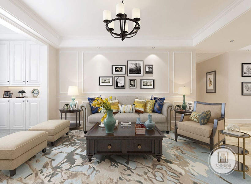整个空间以暖色为基调，让人倍感舒适温馨，搭配灰色沙发，在良好的采光下营造出透亮洁净的视觉感受。