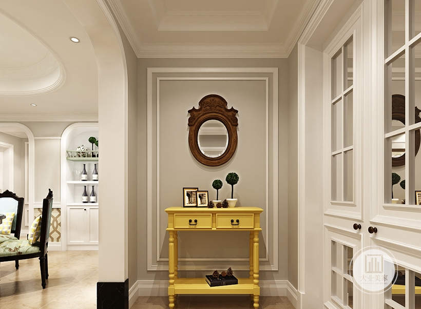 入户玄关采用美式风格石膏线，采用黄色实木装饰。